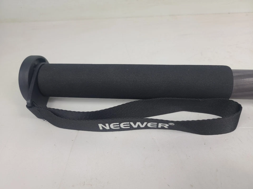 Neewer Carbon Fiber Model T333C Monopod with Case - Image 2 of 4