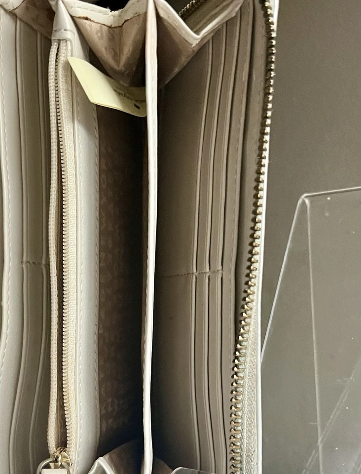 Cartera organizadora Kate Spade “Harmony” perforada mate plateada con cremallera con palas Foto 3 de 4