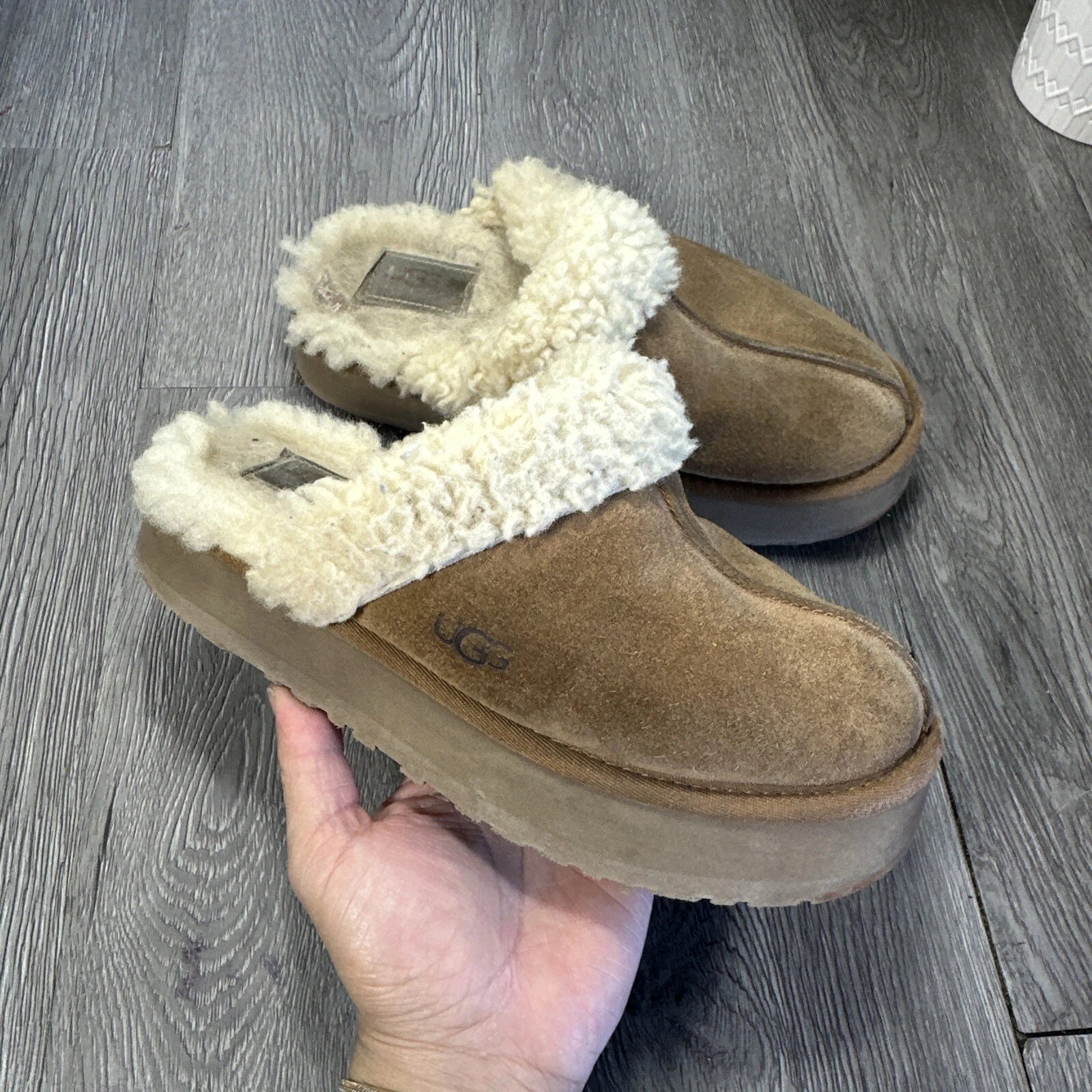 UGG Ciabatte da donna Disquette in castagno scamosciato plateau scarpe con graffi 1122550 US 7