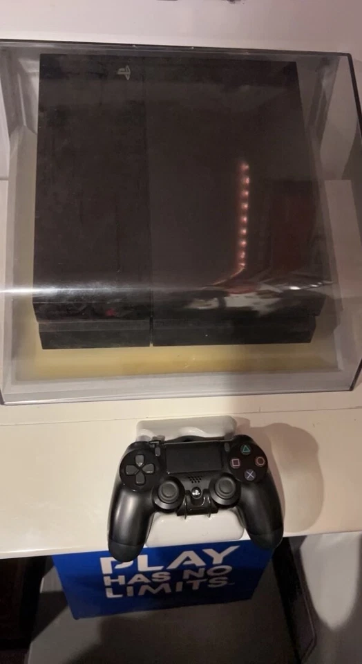 Quiosco Play Station 4. Viene con mando y enchufes y se ilumina. Foto 2 de 3