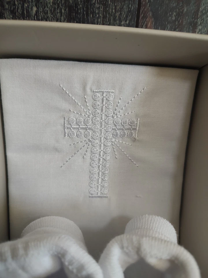 Stephan 婴儿 0-6 个月刺绣十字架围兜和袜子套装 - 复活节洗礼 — 第 2/4 张图片