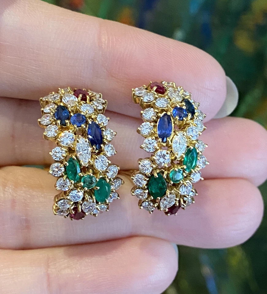 Aretes de diamantes, esmeraldas, zafiros y rubíes de 5,45 quilates en oro amarillo de 18 k - HM1321AA