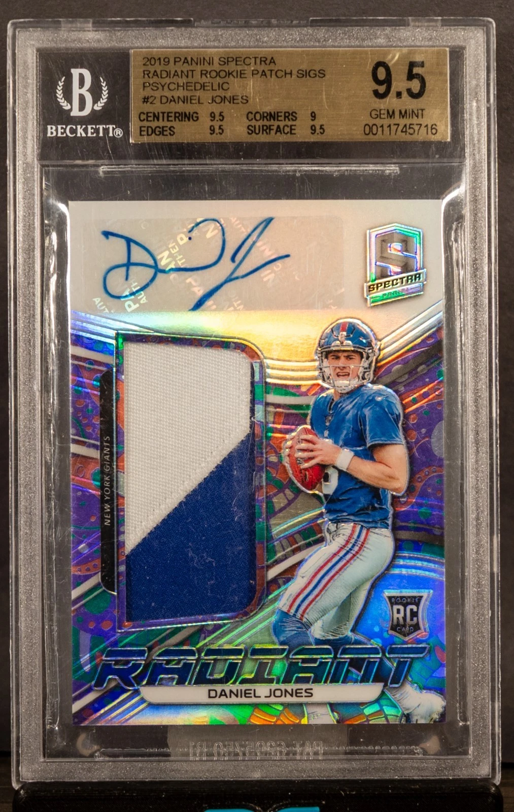 Daniel Jones Panini Spectra Radiant Rookie Patch Signatures #2 Base