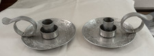 Ancienne paire d'E.M.P.C. MCM Bougeoirs design taille-douce en aluminium forgé