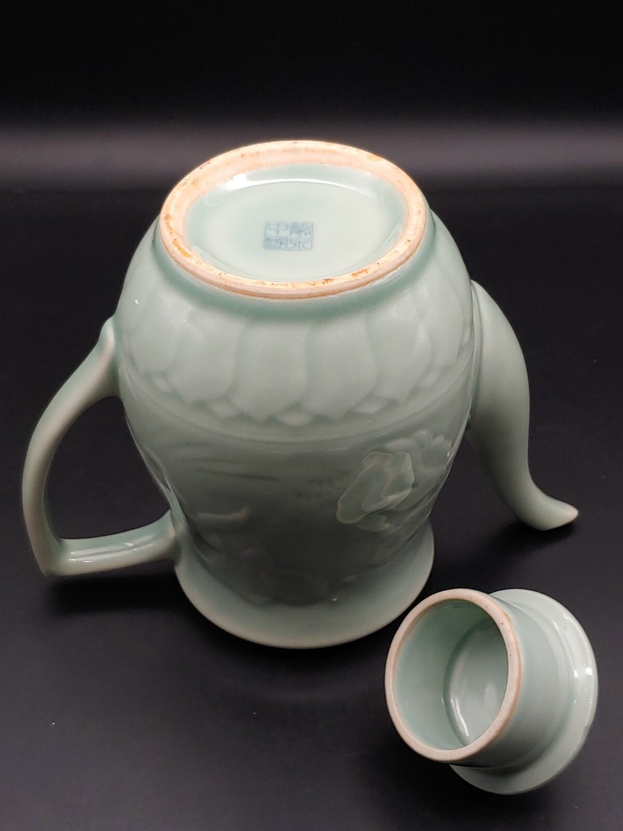 龙泉窑青瓷刻金鱼莲瓣纹茶壶Chinese Longquan Celadon Porcelain 龙泉窑青瓷刻金鱼莲瓣纹茶壶Chinese Longquan Celadon Porcelain