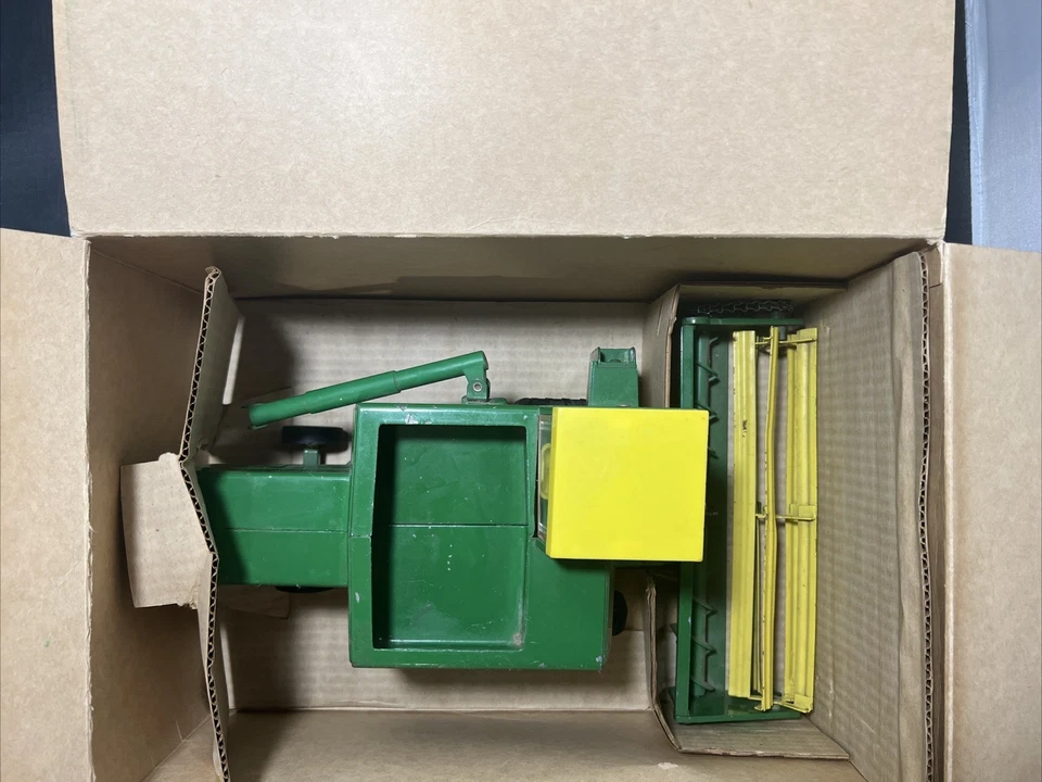 Ertl John Deere 6600 Combine 1/24 in Ice Cream Box. - Image 4 of 4