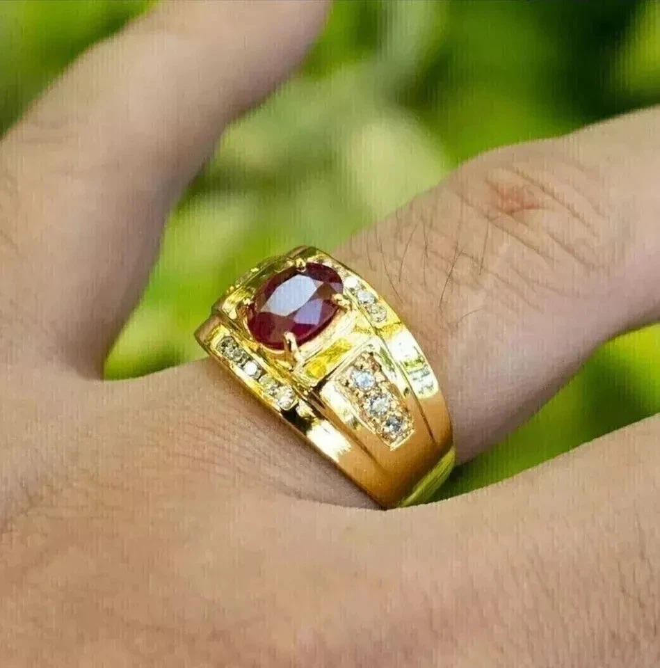 Alianza de boda para hombre enchapada en oro amarillo de 14 quilates granate rojo creado en laboratorio ovalado de 2 quilates Foto 4 de 4