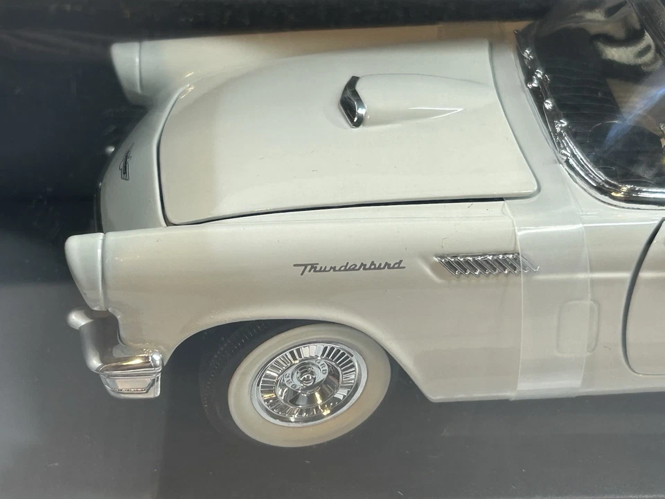 Road Signature 1957 Ford Thunderbird White Convertible/Hardtop 1:18 Die Cast - Image 2 of 4