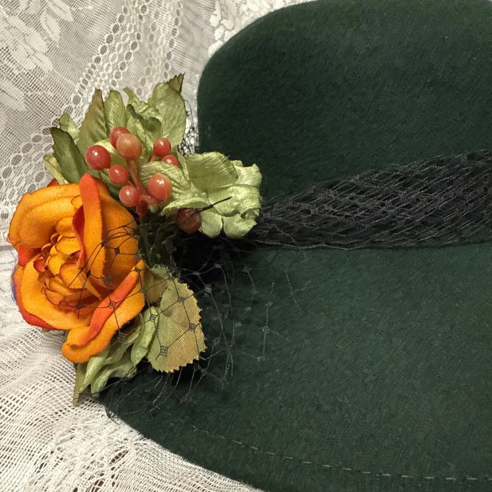 Sombrero Kathy Jeanne 100% Lana Verde Con Flores Naranja 4384 Romántico Hecho en EE. UU. Foto 2 de 4