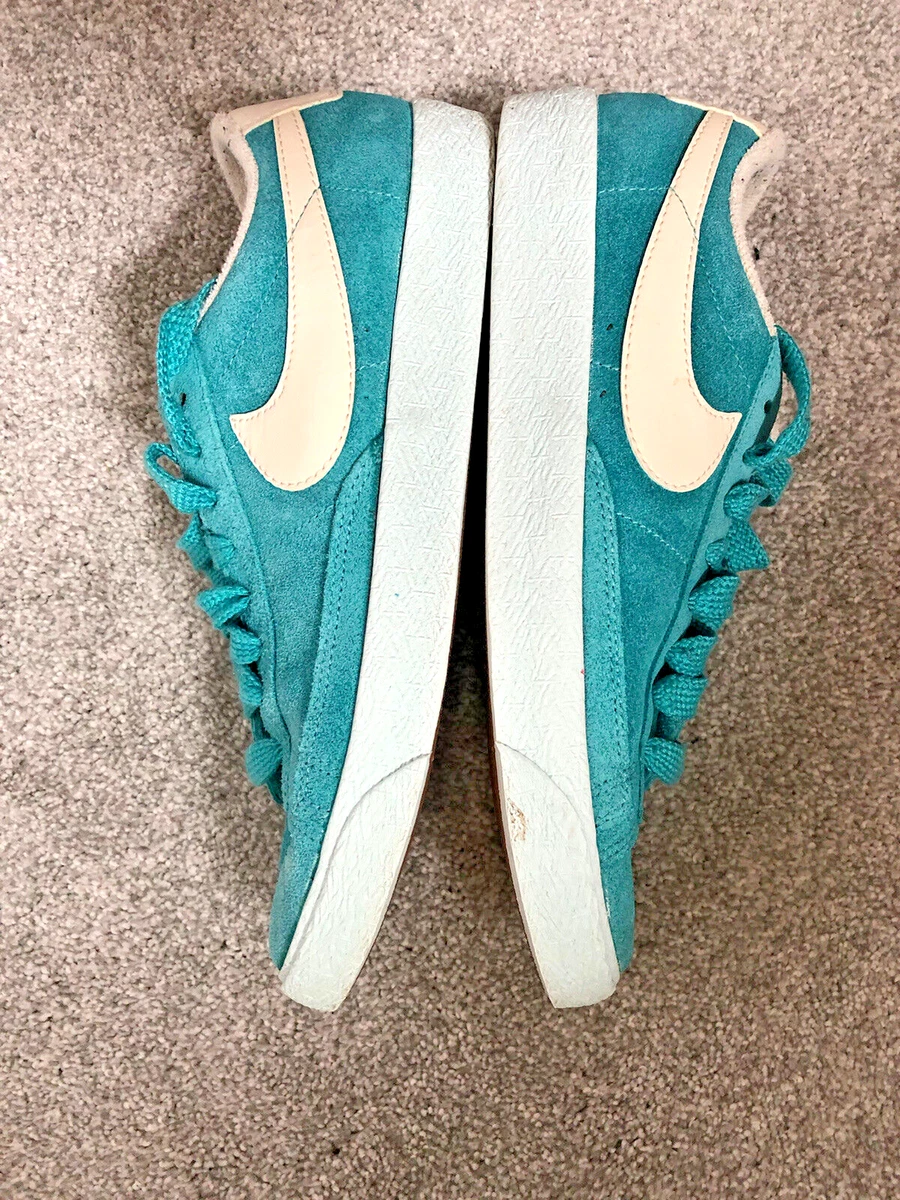 Turquoise sales nike trainers