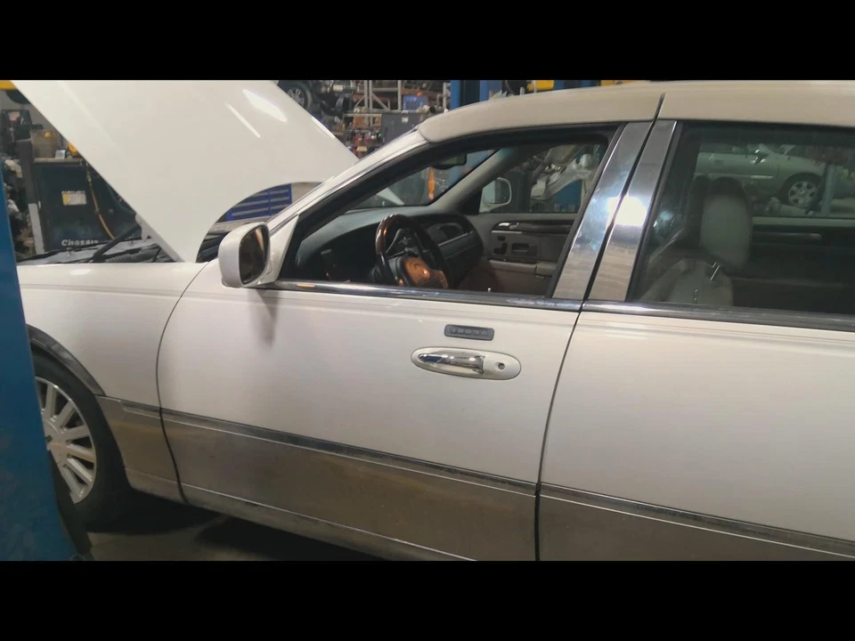 Used Front Left Door Assembly Front fits: 2003 Lincoln & TOWN CAR L. w/keyless e Foto 2 de 4