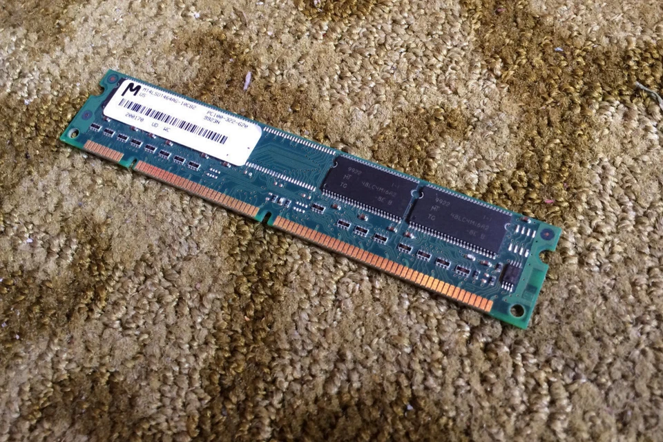 Micron 128MB MT8LSDT864AG-10CB4 PC100-322-620 - Image 3 of 4