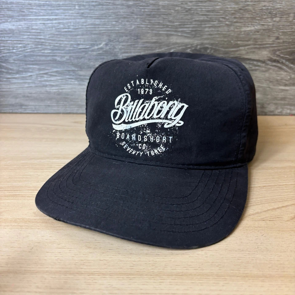 Gorra BillaBong Snap Back negra tabla de surf material corto ajustable Foto 4 de 4