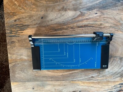 Papierschneidemaschine aus Metall, ideal für Kinder in einem guten Zustand