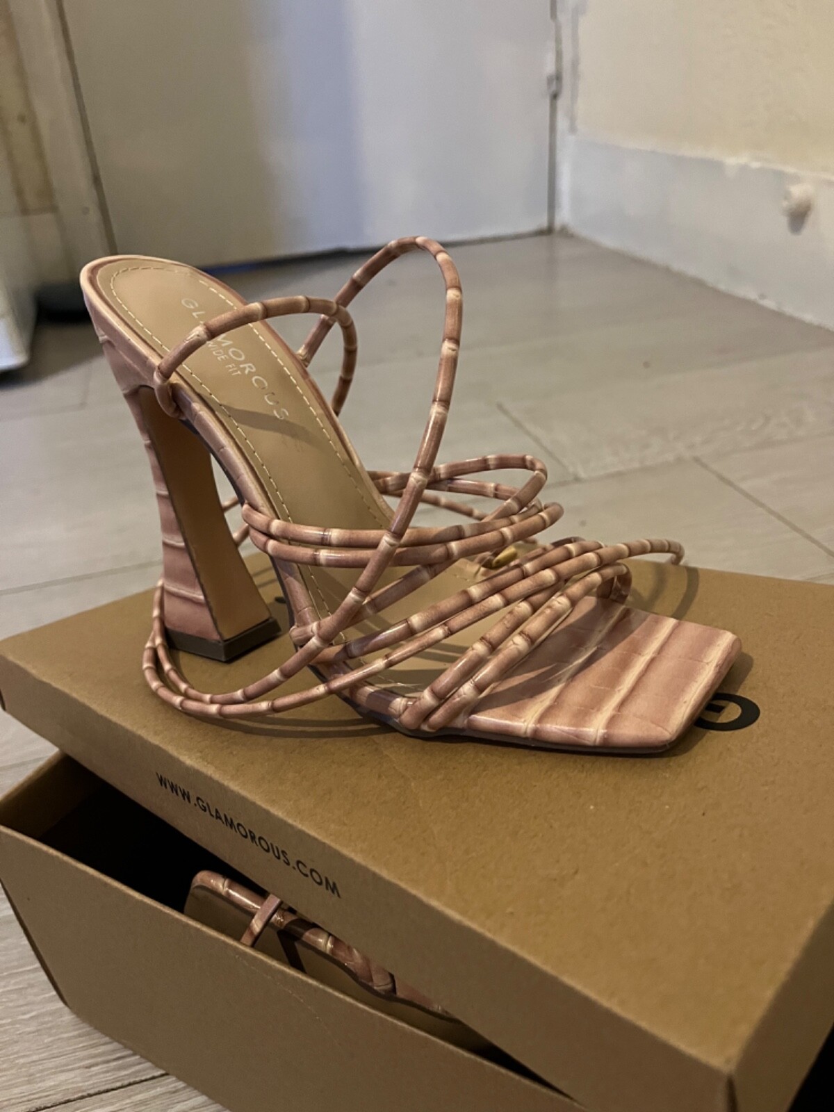 APL sandali con cinturino flare