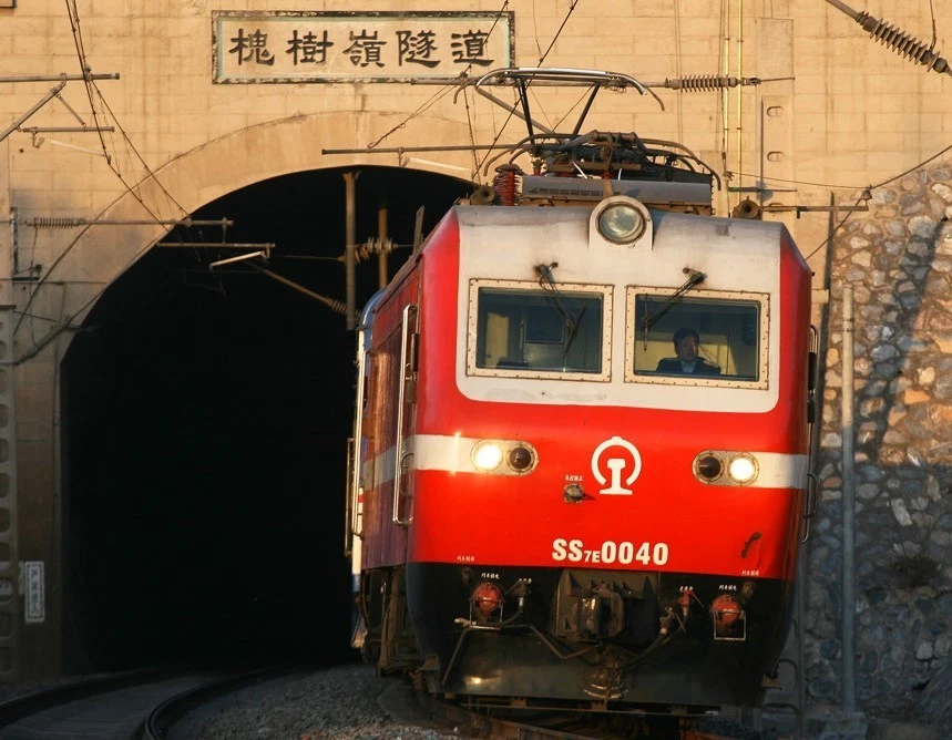 China Railway SS7E Electric Locomotive Cheer Red N-scale NEW - Image 2 of 4