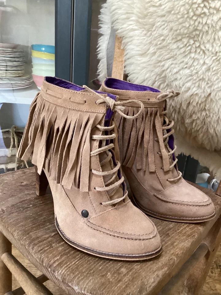 Red or Dead beige suede tassel boots size 6 - Image 3 of 4