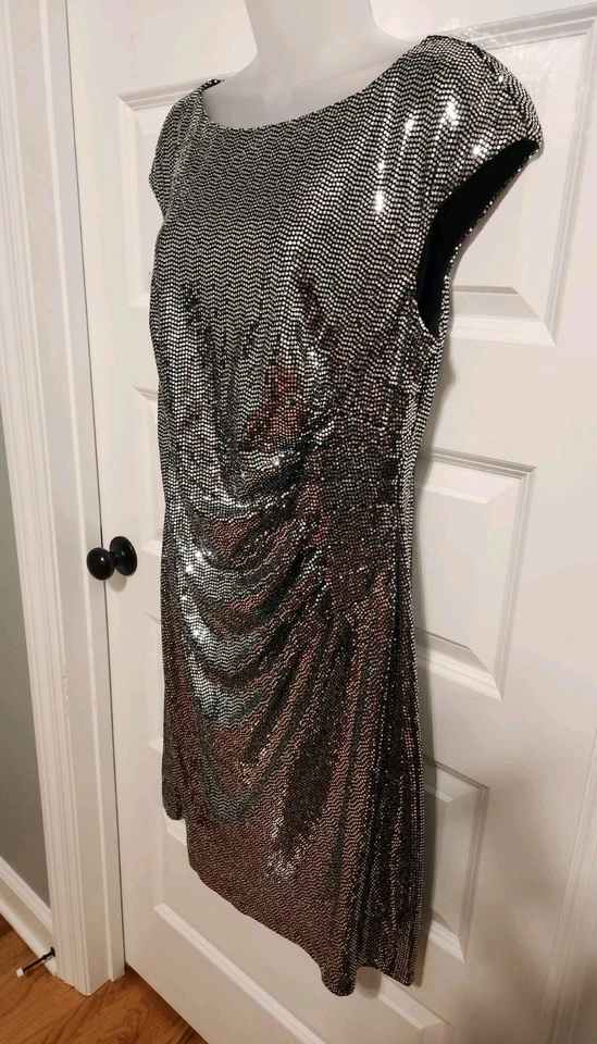Женское платье Anne Klein серебристое/черное с блестками рукав-крылышко в рюшах размер 14... - Изображение 3 из 4