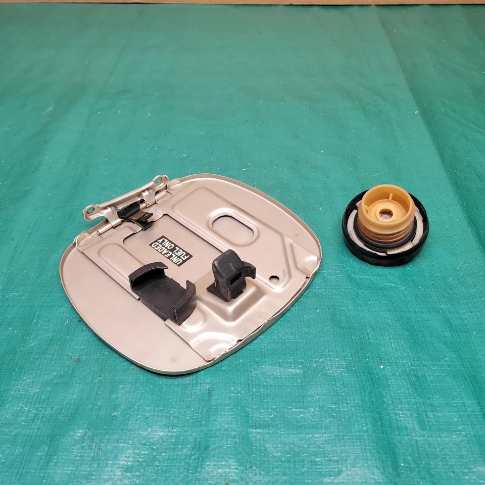 1991-1997 Toyota Previa Van Filler Fuel Door Lid W/ Gas Cap OEM 77305-95D00 - Image 4 of 4