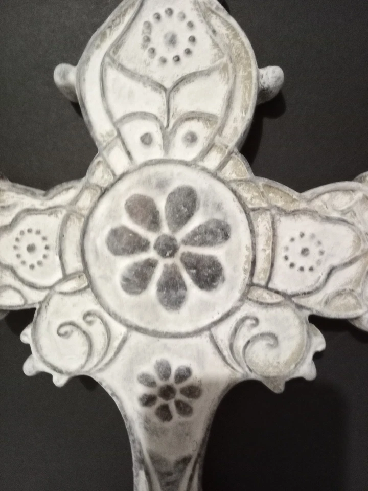 Hermoso colgante de pared cruzado vintage blanco con acento gris Foto 4 de 4