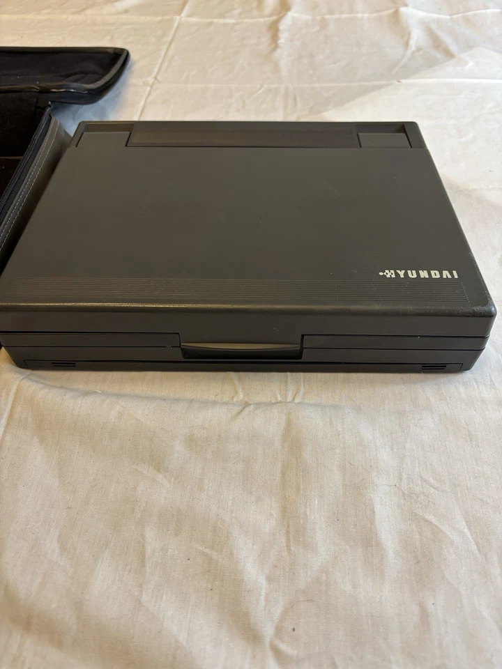 Computadora portátil Hyundai Notebook Super-NB386S de colección SIN PROBAR con estuche blando Foto 3 de 4