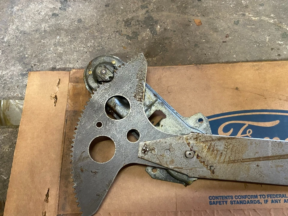 1980? 1981? Ford Thunderbird? Cougar? Window Regulator manual 1982? NOS drivers? Foto 4 de 4