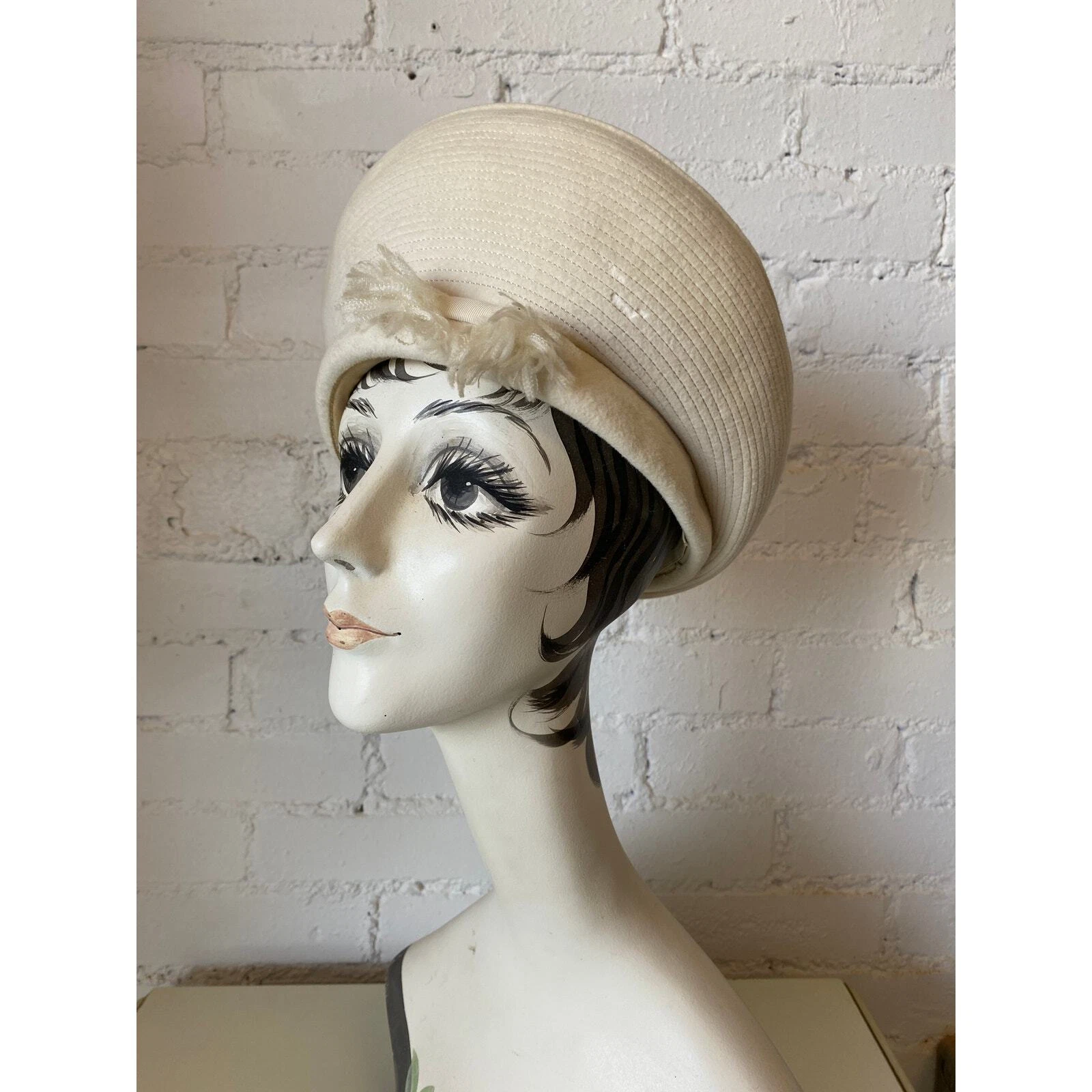 chapeau haute couronne vintage années 60 Christian Dior laine crème, créateur avant garde années 60
