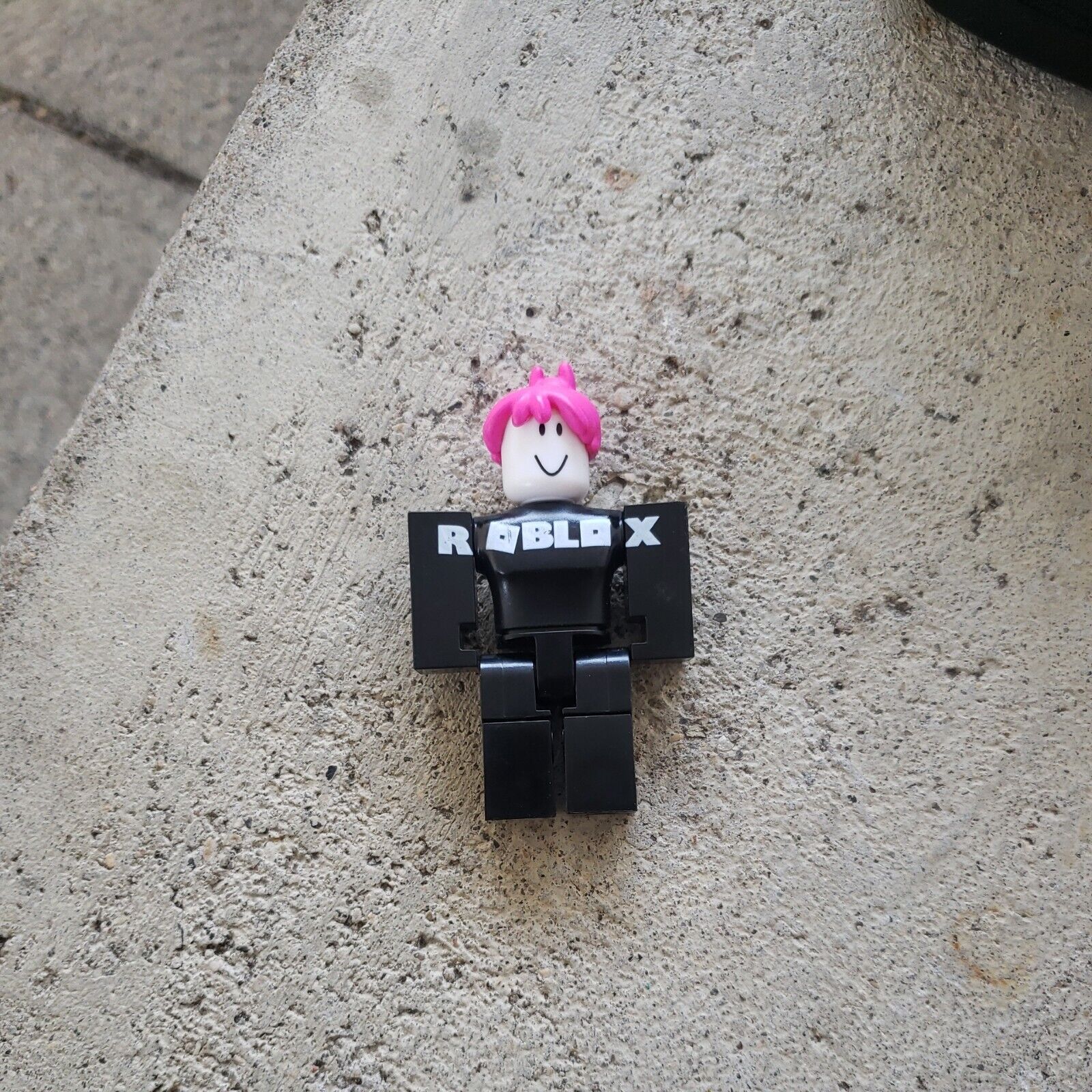 Roblox Girl Guest W/ Pink Hair Series 1 Mini Figure 2.75” Toy