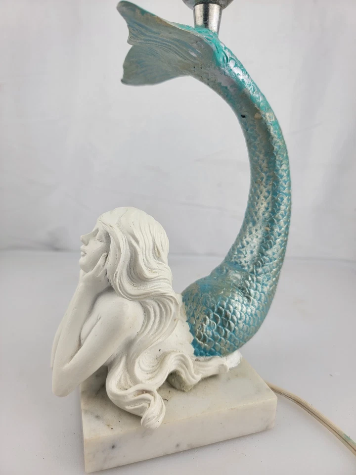 Lámpara de mesa con pantalla de vidrio con flor de sirena de 13,5" Foto 2 de 4