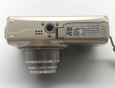 FujiFilm FinePix F200 EXR 12.0 Mega Pixels Compact Digital Camera