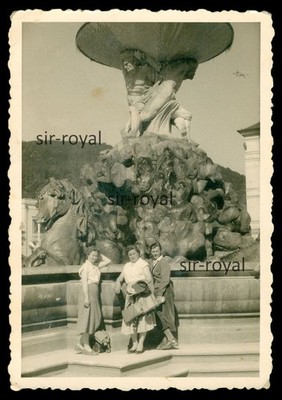 Salzburg 1950er - Leute vor dem Brunnen auf dem Residenzplatz - Foto 7x10cm