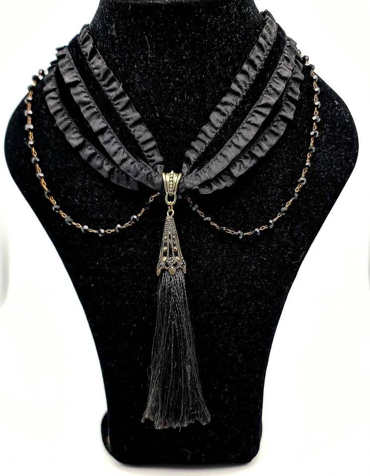 Hermoso collar gargantilla vintage de tela negra de Michal Negrin. Foto 2 de 4