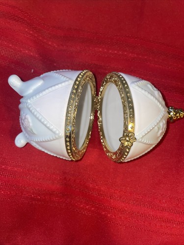 Porcelain Gold Trim Pink Flowers Egg. - Picture 4 of 4