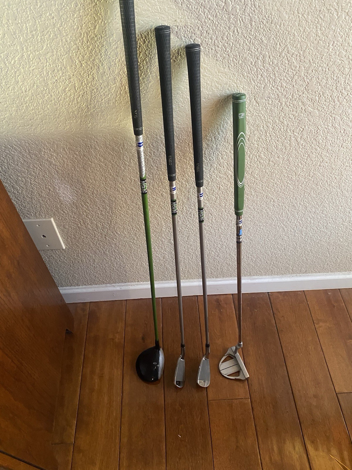 Clubs. Wt15. Driver,6,8 Irons, Putter. Rh. All Match