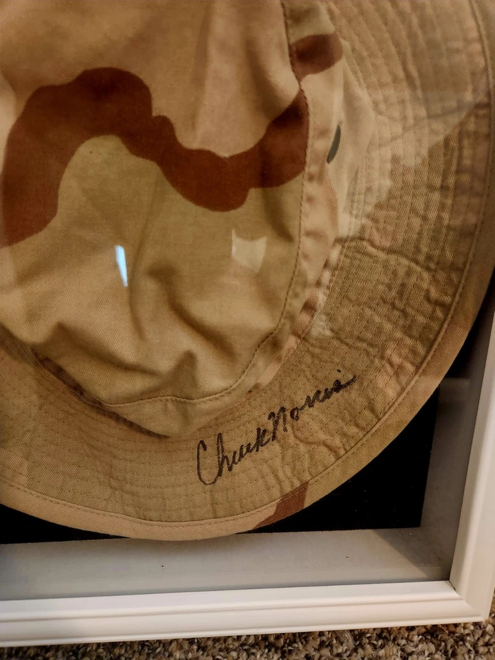 Sombrero boonie camuflado firmado por Chuck Norris JSA autógrafo auténtico con marco RARO Foto 4 de 4