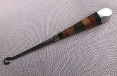 Antiker Knopfhaken poliert schottischer Kiesel Granit gestreift Griff Stahl
