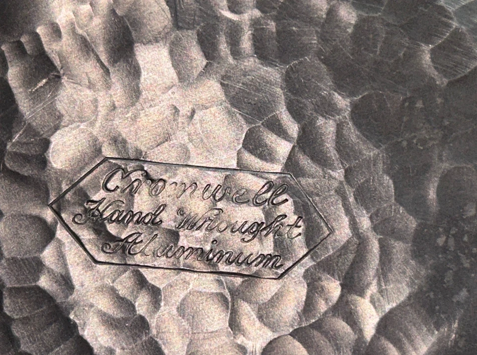 Bandeja de aluminio martillado forjado a mano Cromwell de colección mangos de gacelas Foto 4 de 4