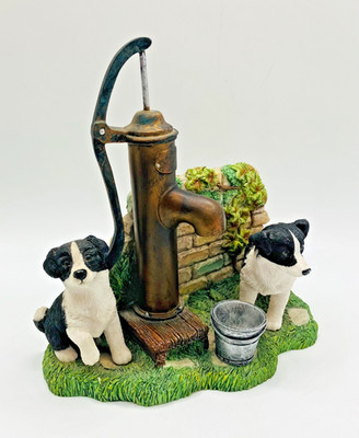 Vintage 1998 zwei Border Collie Hunde / Welpen an der Wasserpumpe von Leonardo sehr guter Zustand