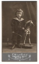Fotografie A. Weiss & Co. Nachf., Berlin-Schöneberg, junger Knabe im Matrosenan 