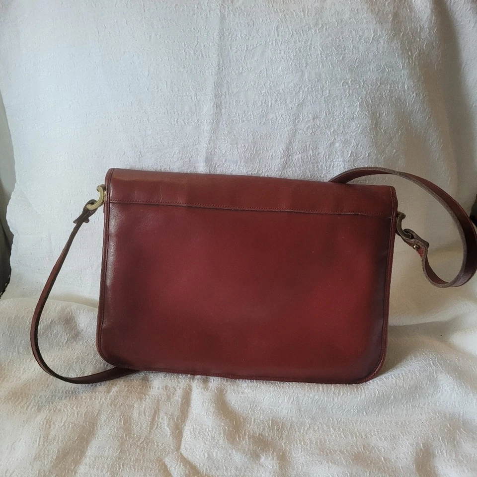 Bandolera de cuero vintage Etienne Aigner en rojo sangre de buey Foto 2 de 4