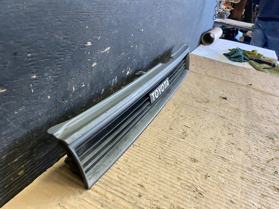 Parrilla delantera superior Toyota Corolla 1988-1992 con soporte de inserción OEM S9598 DG Foto 3 de 4