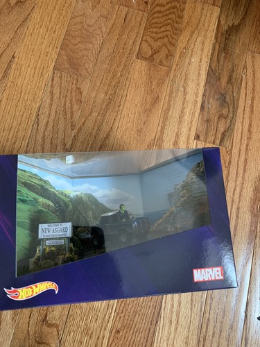Hot Wheels Marvel Land Rover Defender 110 Pickup Truck with Hulk and Rocket - Picture 2 of 3