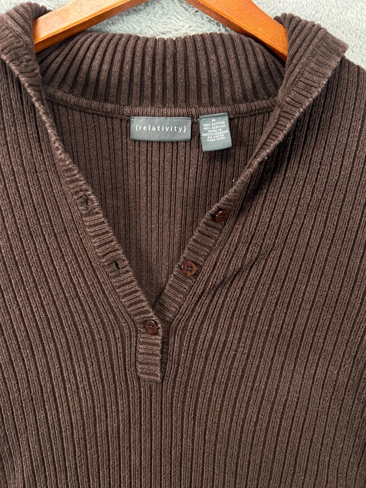 Suéteres medianos Relativity para mujer marrón trozo acanalado cuello botón manga larga Foto 2 de 4