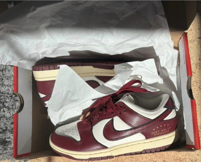 Nike Dunk Low SE Sisterhood Sail Team Red (Damen)