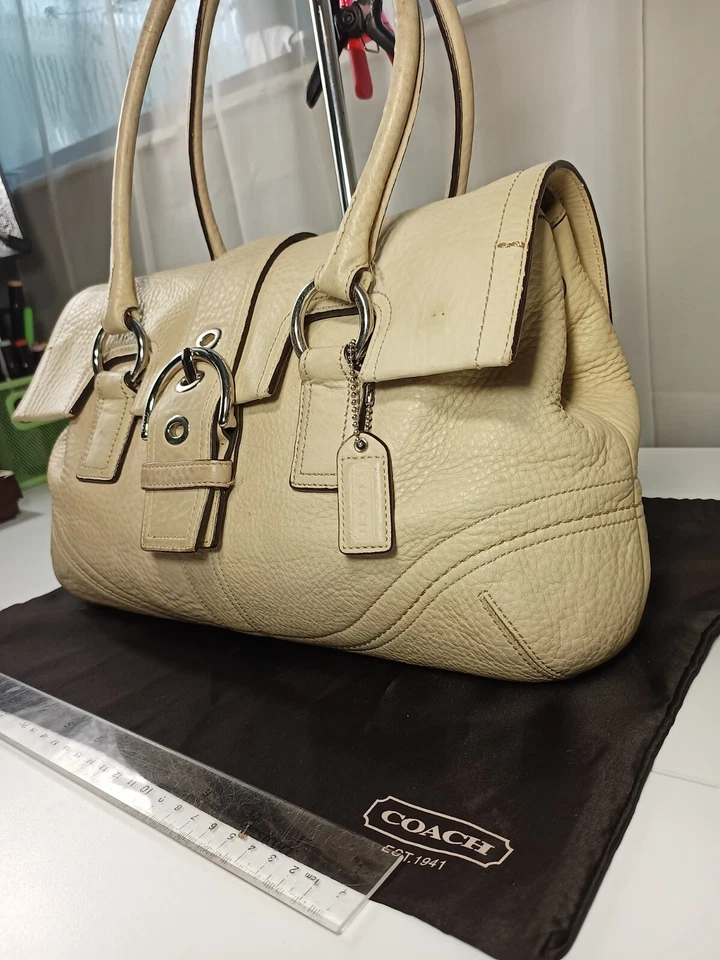 Bolso de Mano Coach Soho Mediano Crema Cuero Guijarro Plateado Foto 3 de 4