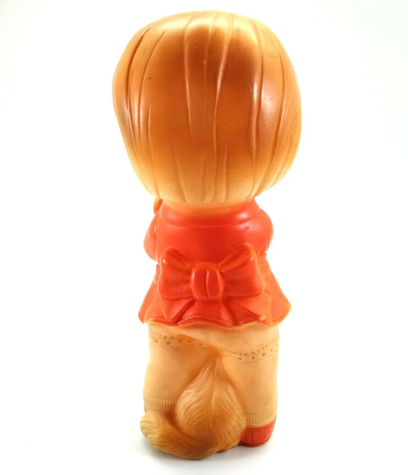 Muñeca chirriante de goma J L Prescott 1968 niña con su carretilla y gato juguete de colección  Foto 4 de 4