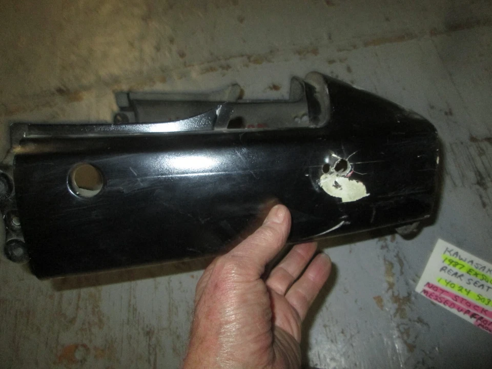 Kawasaki Ninja Ex500 1987 cubierta de asiento (ébano) 14024-5032-H8, dañada Foto 3 de 4