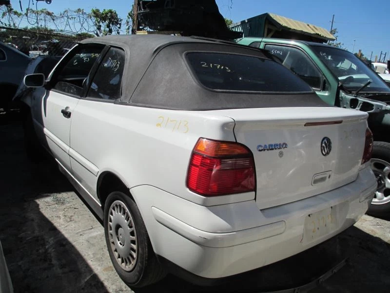 Крышка заслонки двери топливного бака 1995 96 97 98 99 00 01 02 Volkswagen Cabrio белая - Изображение 4 из 4