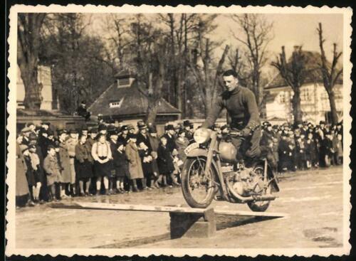 Fotografie Motorrad DKW, Kradfahrer bei Geschicklichkeitsfahrt auf einer Wippe  - Bild 1 von 2