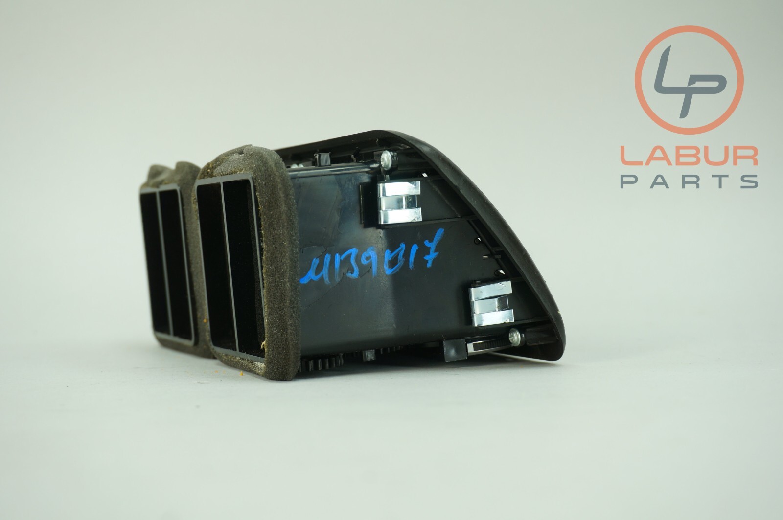 M139 03-13 Maserati Quattroporte Rear Center Console A/C Heater Air Vent B539